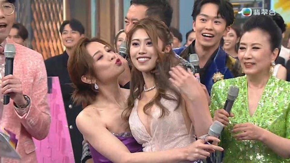 麥美恩曾在台慶上「夾胸攬」落選港姐鍾翠詩再次重現黃金畫。