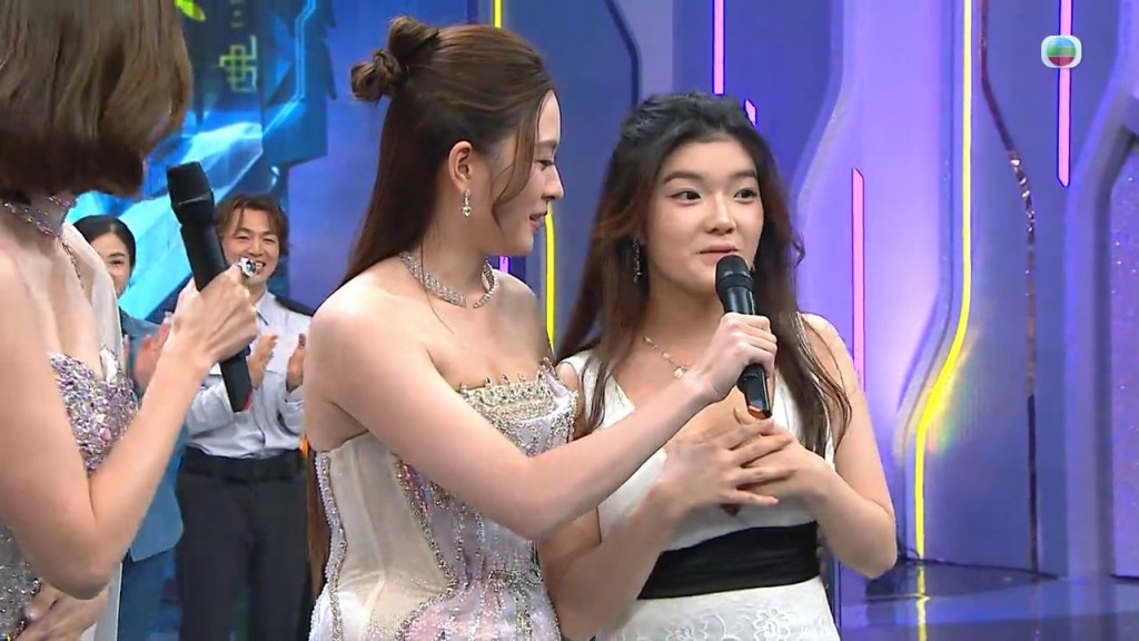 陳懿德的擁抱被網民指「唔夠放」，未能重現經典畫面。