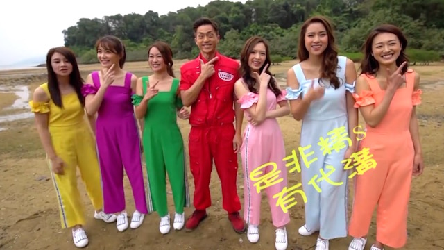 麥美恩（左一）在2013年曾在《學是學非》中擔任「是非精」，知名度大大提升。