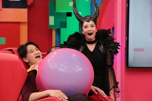 麥美恩擔任《獎門人》「獎老」期間經常扮鬼扮馬。