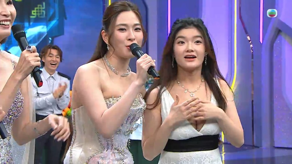 面對鏡頭，中獎的陳卓怡顯得有點害羞。