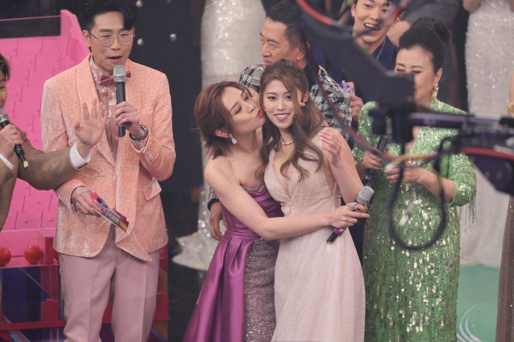 麥美恩曾在台慶上「夾胸攬」落選港姐鍾翠詩再次重現黃金畫。