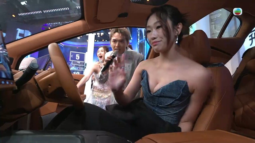 曾文心大方對鏡頭揮手，豐滿身材成為意外亮點。