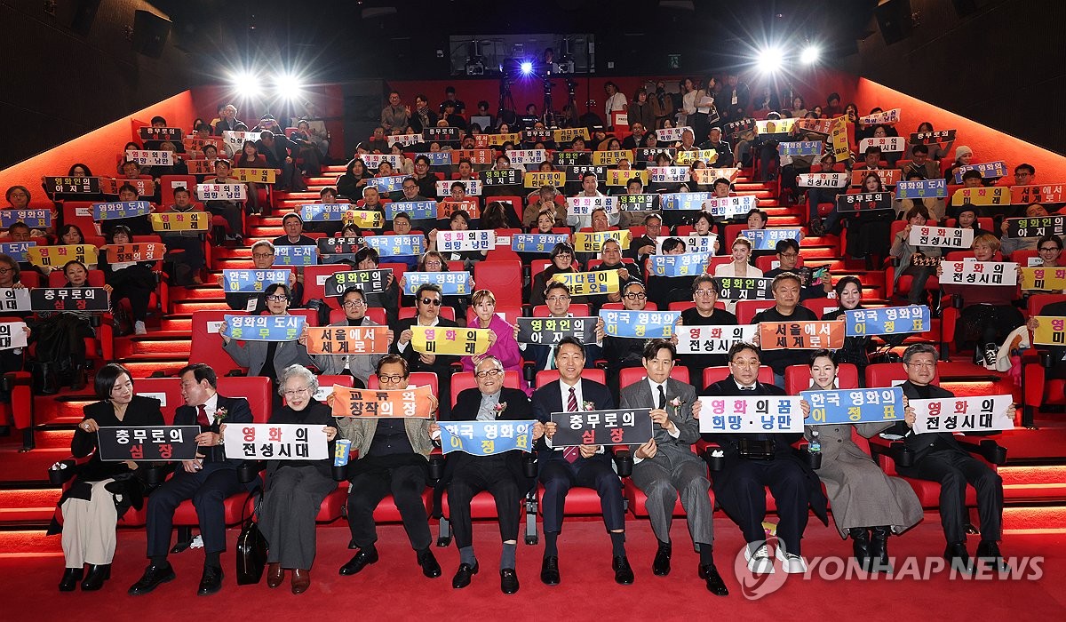 Commemorative photo of Seoul Mayor Oh Se-hoon and actors Shin Young-gyun, Lee Jung-jae at 2025 Seoul Film Center opening ceremony