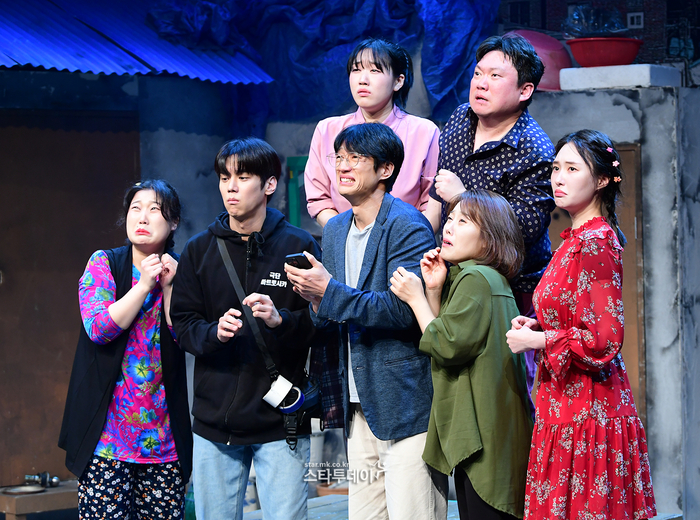 话剧《套娃》记者会成功举办：演员阵容亮相初动名保艺术厅，现场精彩片段抢先看