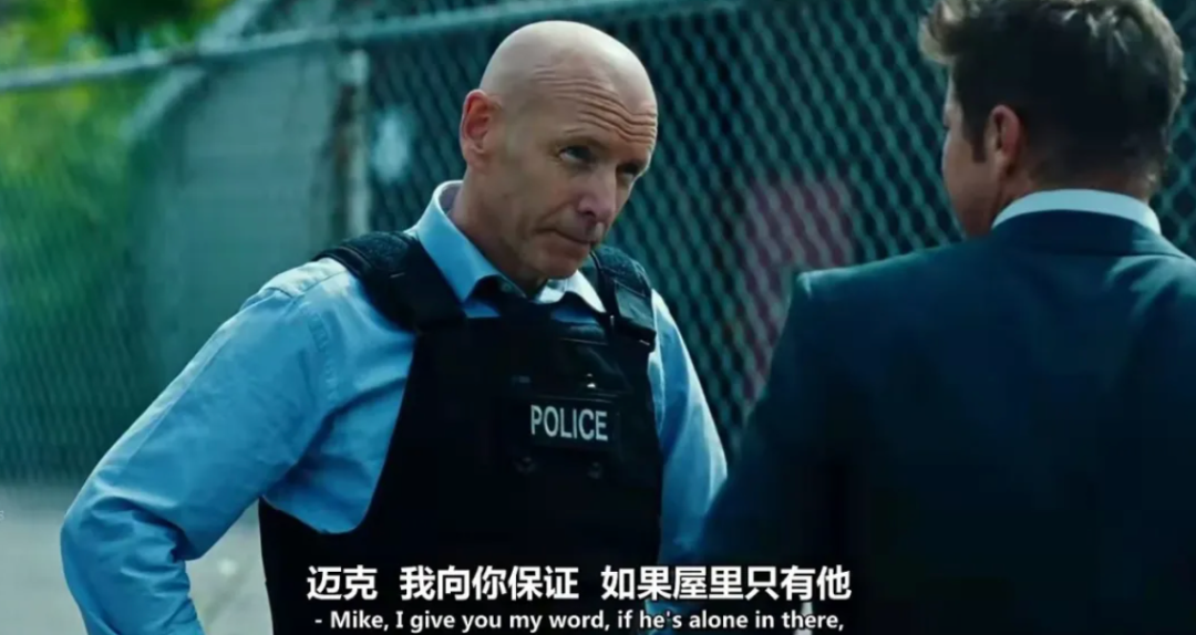 监狱内外人物进行秘密交易的桥段画面