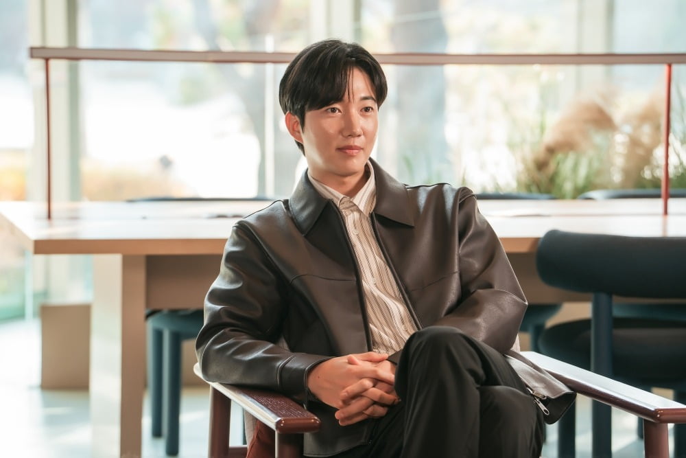 MBC《第一个男人》剧中冷酷城市男姜俊浩展现都市精英魅力的剧照特写