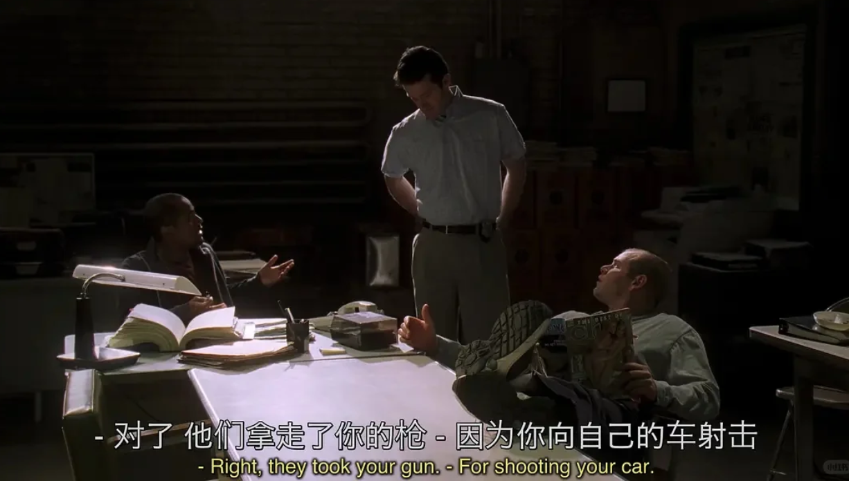 《火线》中两位警探在空公寓内现场勘查的经典推理场景