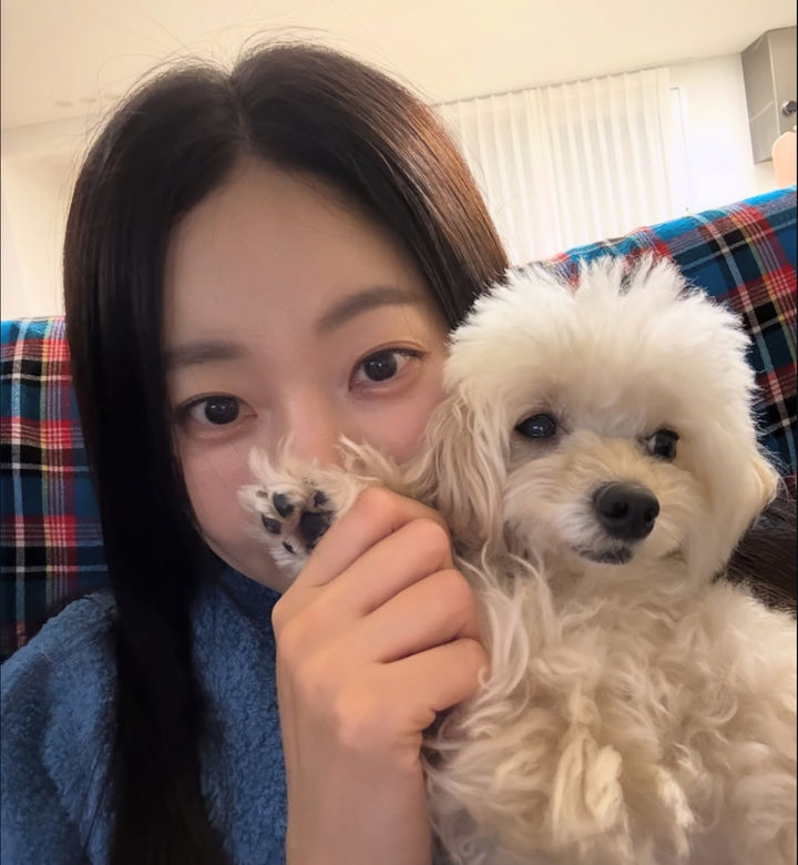 金莎朗晒出与爱犬自拍　依旧维持韩国小姐级美貌的近况记录