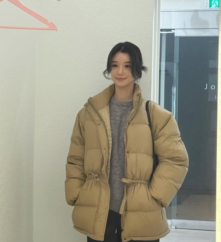 徐睿知展示完美身材比例的冬季街拍照