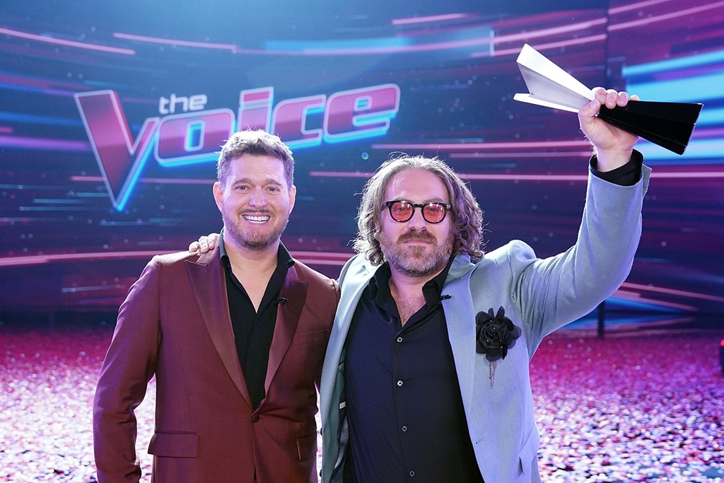 《The Voice》冠军在舞台上演唱的现场照,象征奖金与环球音乐合约机会