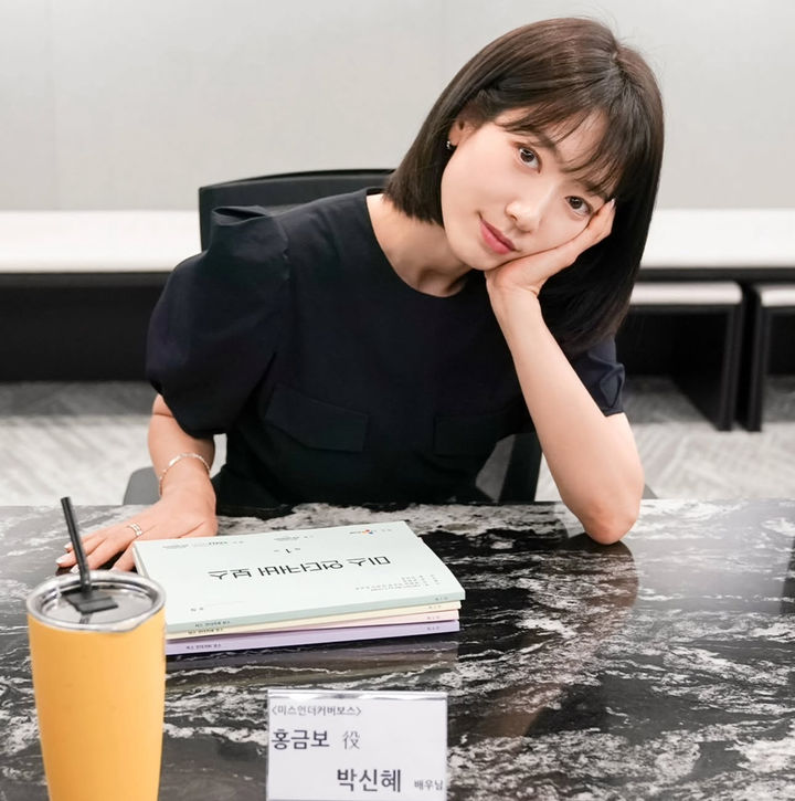 朴信惠公开新剧大本阅读近照　预告与高庚杓合作的《언더커버 미쓰홍》演技对戏