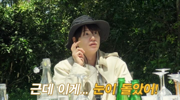 Netflix综艺《去肯尼亚吃三餐》中SUPER JUNIOR圭贤谈及过去与经理人相关争议事件的现场画面