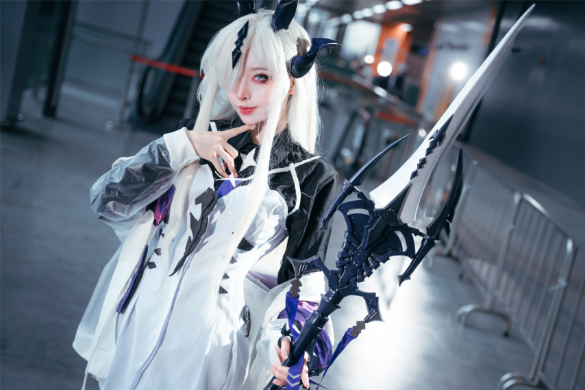 明日方舟死芒Cosplay:米苏Emilia还原爱布拉娜·都柏林精美作品