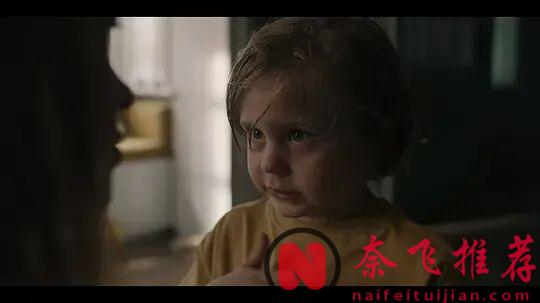女性同盟情谊象征的举杯瞬间