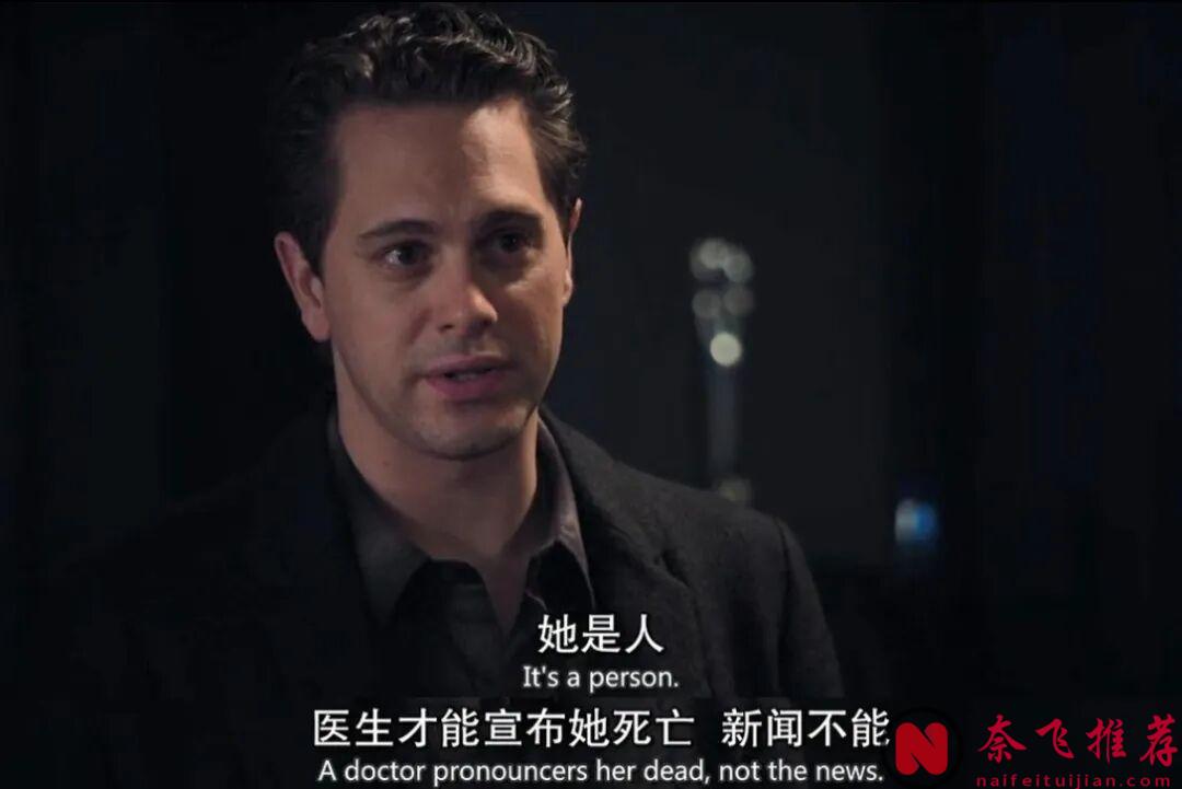 《新闻编辑室》核心角色群像，几位新闻人站在演播室背景前的合影