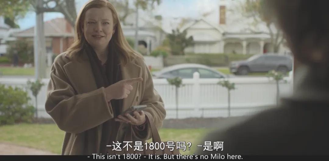 《都是她的错》剧照:女主角查看手机短信