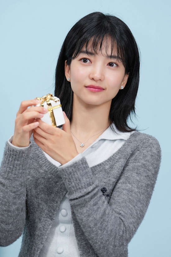 김태리 2025 홀리데이 컬렉션 비하인드 공개, 크리스마스 매력 포착