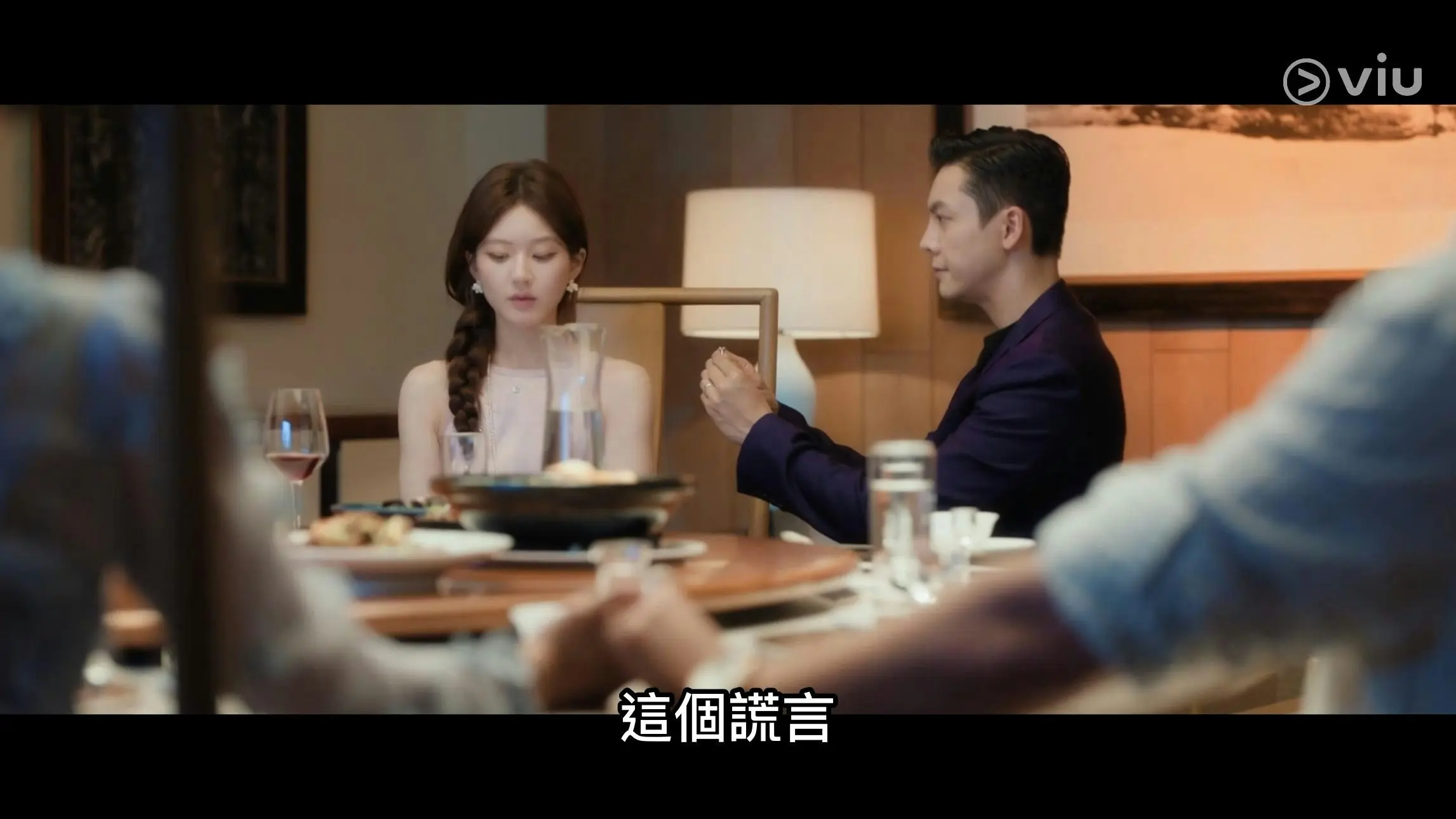 《许我耀眼》剧情截图：沈皓明揭穿许妍身份