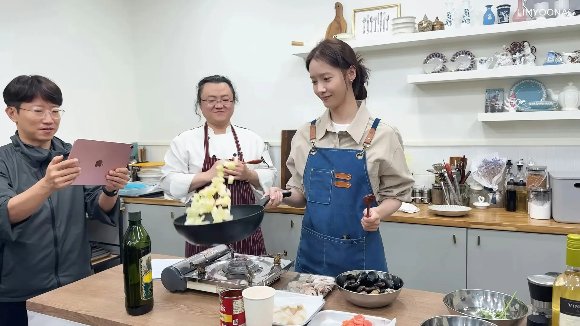 YouTube video of YoonA practicing cooking skills