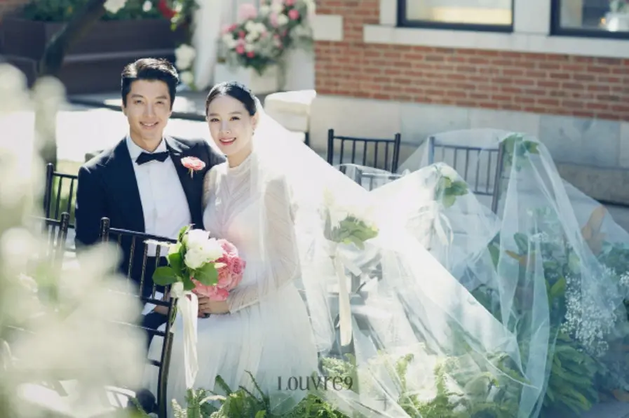 Lee Dong-gun and Jo Yoon-hee's wedding photo