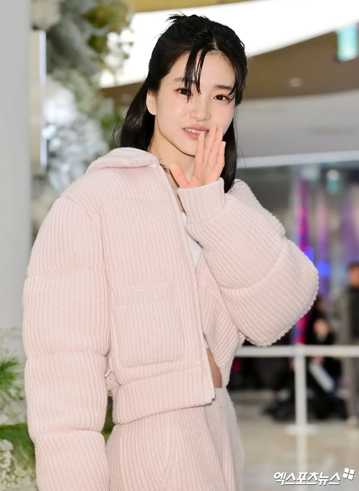 想近距离感受韩流女神的现场魅力？金泰梨在首尔蚕室乐天世界购物中心出席Allo Holiday Pop-up开幕拍照活动的时间地点与现场氛围一次说清。