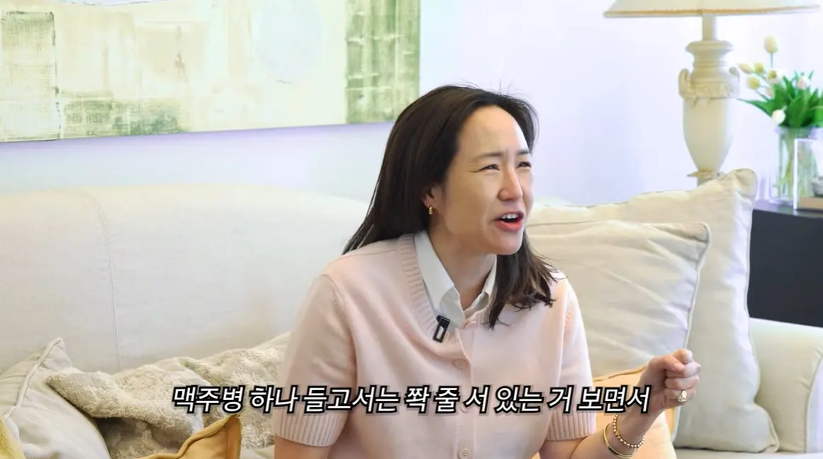 姜主恩与母亲在YouTube频道“깡주은”中对坐聊天的画面