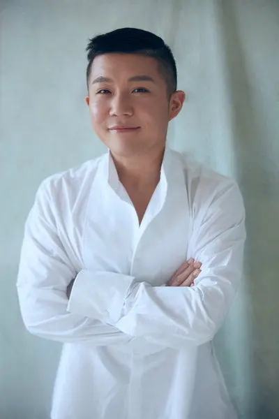卷入争议后宣布停工的综艺人曹世镐官方照片