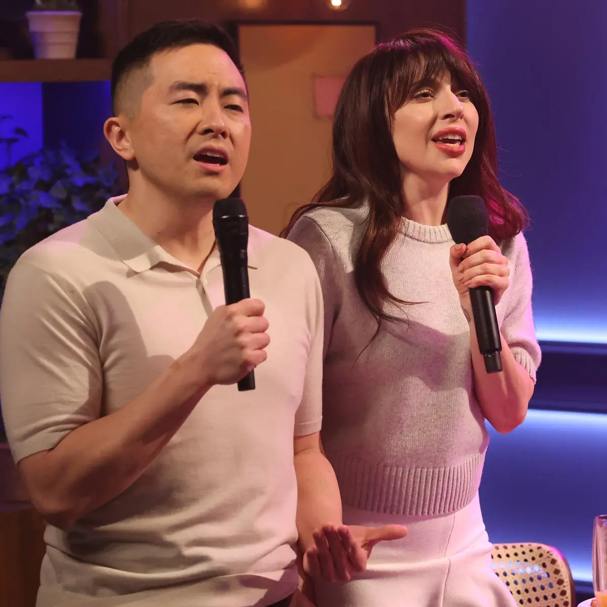 Bowen Yang 在《周六夜现场》节目中的表演现场照