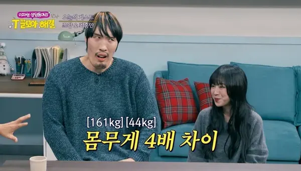 崔洪万与嗑妞在《T끌모아 해결》中上演身高差近四倍的人形钥匙扣名场面