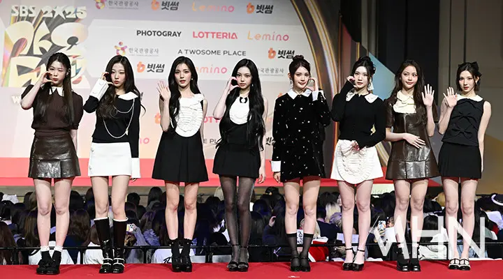 Hearts2Hearts亮相《2025 SBS 歌谣大战》红毯　36组K-POP 阵容与直播时间总整理