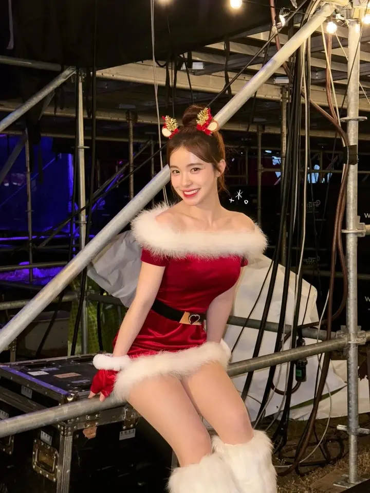 李多惠红色露肩迷你裙与鲁道夫发箍营造圣诞舞台氛围，在台南圣诞摇滚演唱会上担任MC与粉丝相见