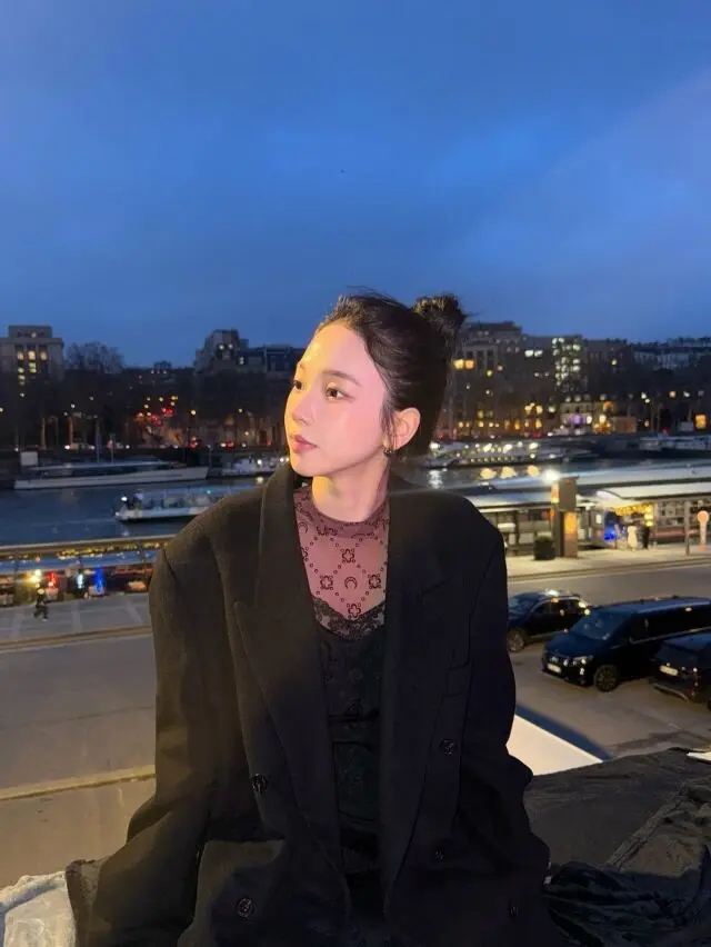 aespa Karina 在巴黎晒近况：酒红透视上衣配黑色长大衣的冬日旅行日常