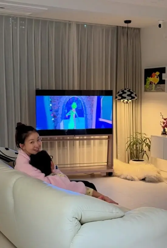 李诗英晒浅粉色新电视与一儿一女日常　从离婚到二胎妈妈的人生近况