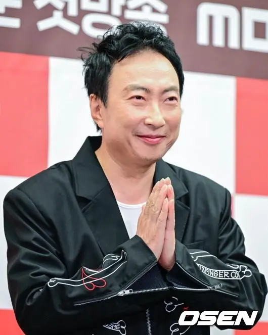 朴明洙被指使PD买汉堡？《哈瓦秀》直播里的一段对话如何演变成“职权骚扰”话题