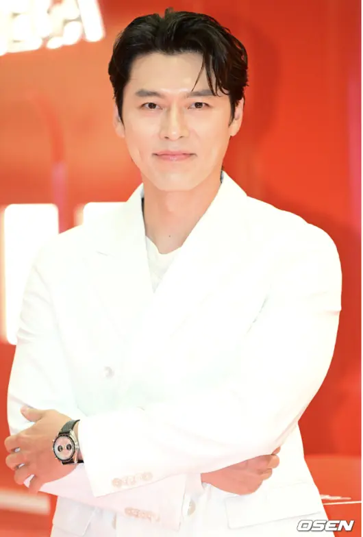 玄彬在MBC《全知干预视角》节目中担任惊喜嘉宾露出害羞微笑的现场画面