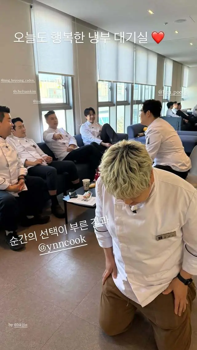 尹南노候场室下跪照引发热议，连到《흑백요리사2》“黑白队选择”的幕后趣味