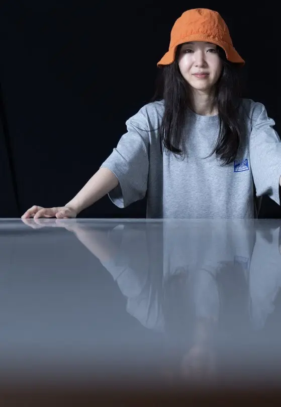 NewJeans成员哈尼在与家人赴韩与ADORE长时间面谈后，同意回归经纪公司的相关报道配图场景