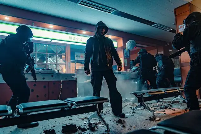 李准浩在Netflix《캐셔로》中饰演生活型英雄尚雄，凭细腻演技与全球热度巩固“흥행 킹”地位