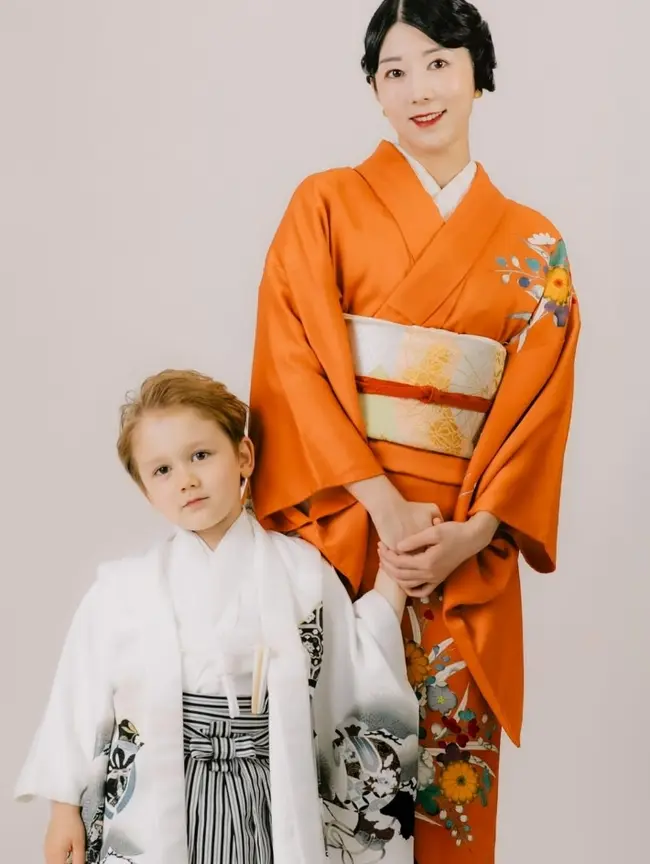 沙由里与儿子穿753和服合影：自愿未婚妈妈如何回应“没有爸爸很可怜”