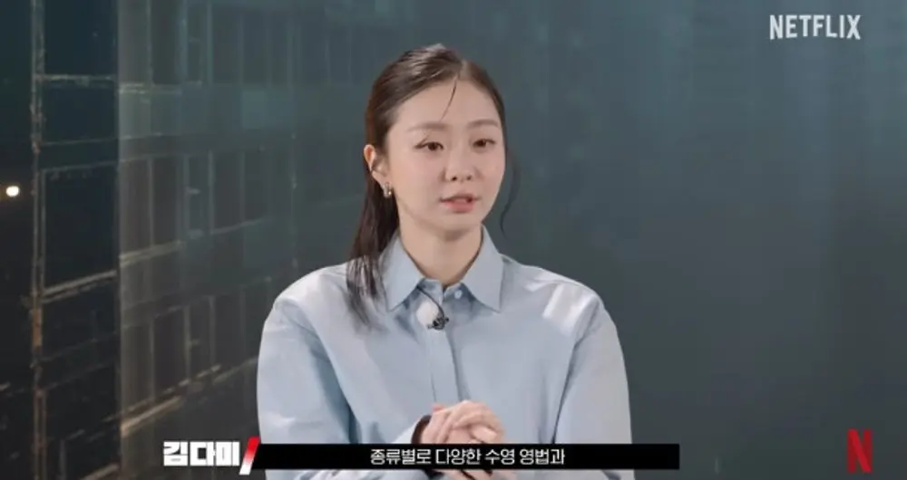 《大洪水》剧组进行水下动作戏拍摄时,潜水团队在一旁待命保护演员的现场