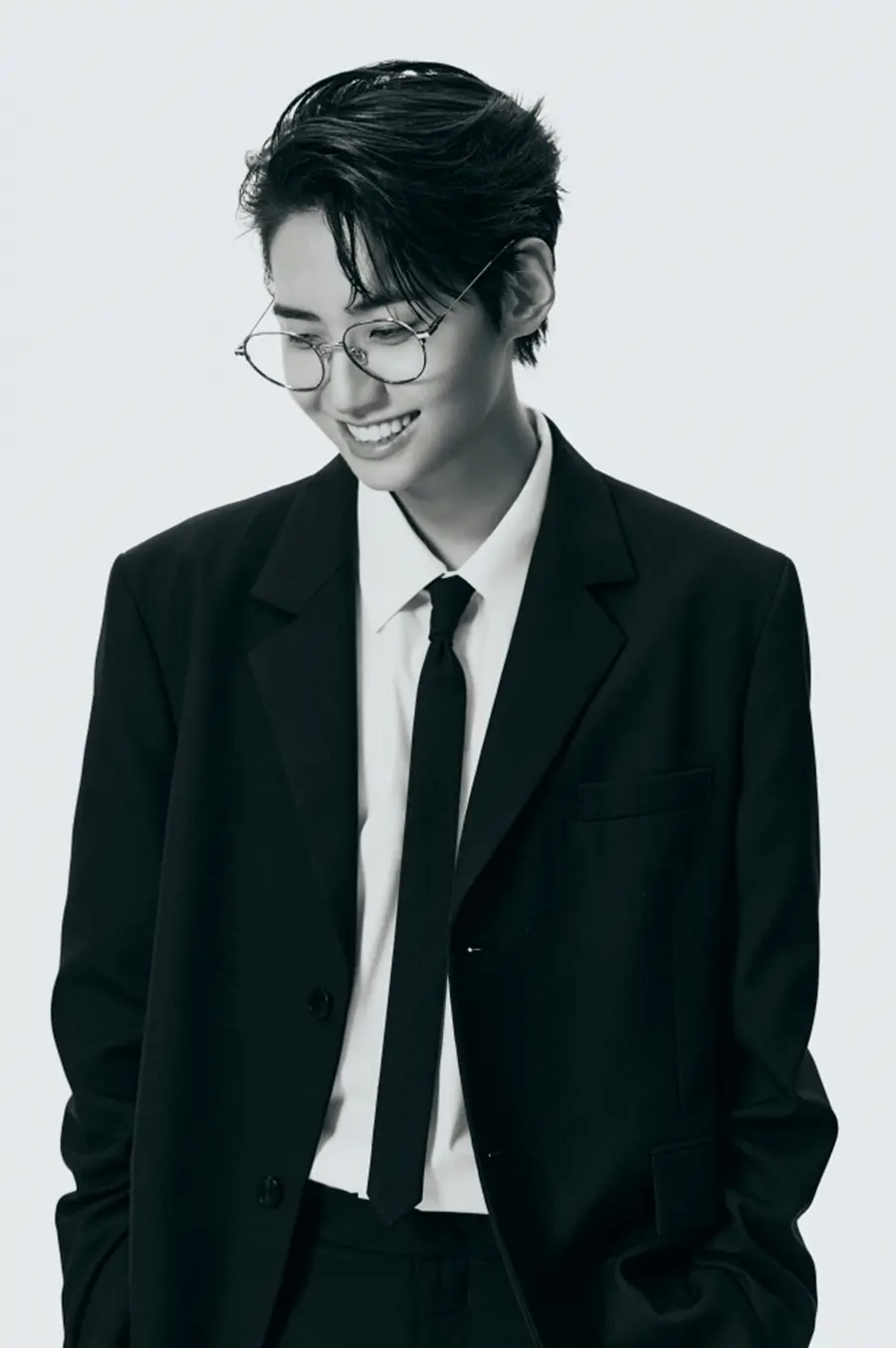 李振赫身穿黑色西装与宽版长裤,以极简造型演绎SIMPLE & SEXY成熟性感魅力