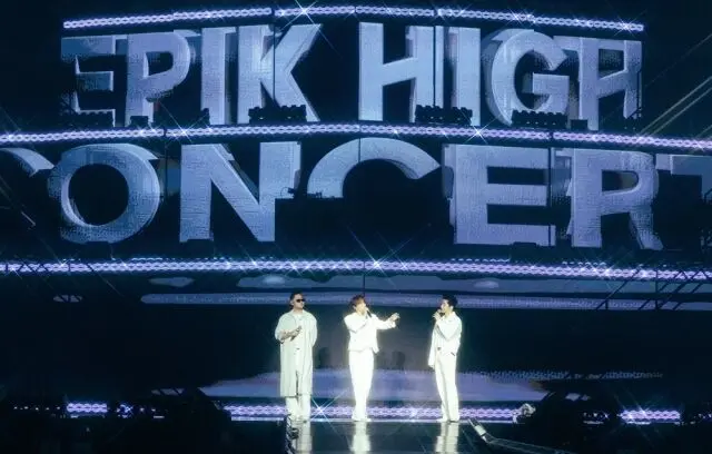 2025 EPIK HIGH 演唱会在首尔手球竞技场内搭建的金字塔造型舞台和观众席