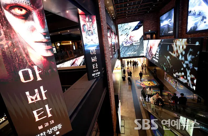 《阿凡达：불과 재》票房破400万,首尔影院工作日下午依旧人满为患纪实