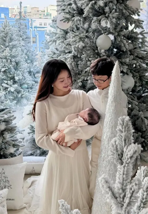 李诗英晒出圣诞名牌礼物与二胎育儿近况：从离婚到再成两孩妈妈的这一年