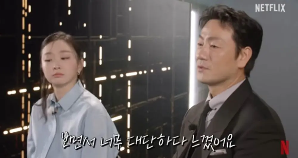 被洪水淹没的公寓内景,呈现Netflix灾难片《大洪水》末日氛围的关键场面