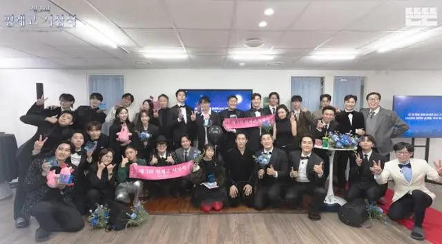 从观众厌倦年末颁奖说起，看《핑계고》颁奖礼如何用真诚与无权威感破圈