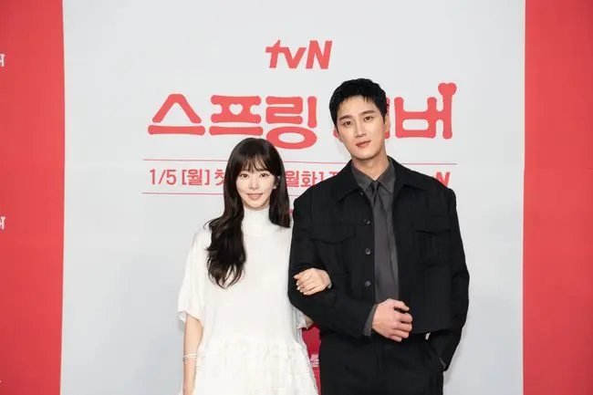 主创和主演在《Spring Fever》发布会末尾合影，邀请观众在2026年1月5日准时收看首播