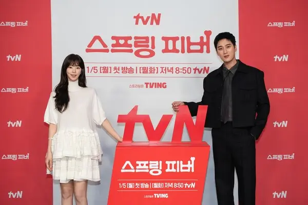 tvN《Spring Fever》剧组合影,导演与两位主演展现默契与对新剧的信心