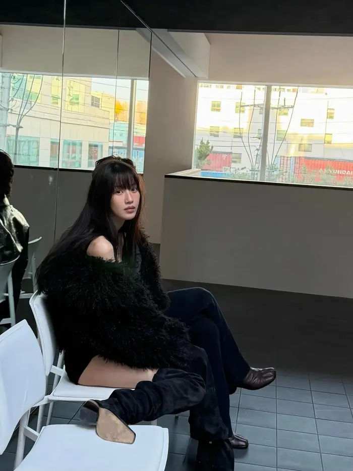 文佳煐为杂志拍摄时尚大片，以黑色系造型演绎都市冷艳气质